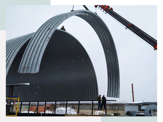 Полукруглые ангары в бору